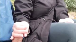 Marina che fa una sega a due guardoni