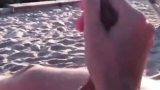 Fidanzata sexy sega al suo amante sulla spiaggia