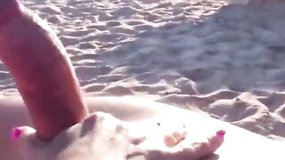 Fidanzata sexy sega al suo amante sulla spiaggia
