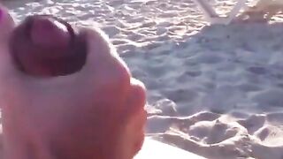 Fidanzata sexy sega al suo amante sulla spiaggia