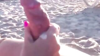 Fidanzata sexy sega al suo amante sulla spiaggia