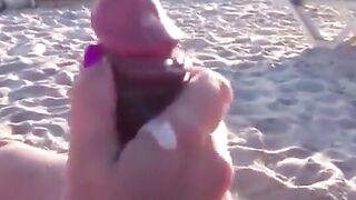 Fidanzata sexy sega al suo amante sulla spiaggia