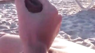 Fidanzata sexy sega al suo amante sulla spiaggia