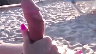 Fidanzata sexy sega al suo amante sulla spiaggia