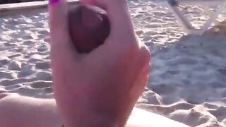 Fidanzata sexy sega al suo amante sulla spiaggia