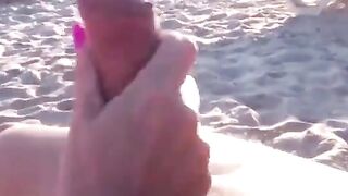 Fidanzata sexy sega al suo amante sulla spiaggia