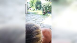 Bocchino veloce di mia moglie nel giardino di casa nostra