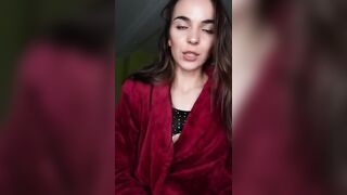 Dice tante porcate e si masturba in video chiamata col porco