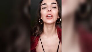 Dice tante porcate e si masturba in video chiamata col porco