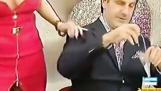 Joanna Golabek scollatura e upskirt