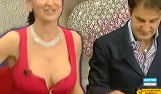 Joanna Golabek scollatura e upskirt - AmaPorn
