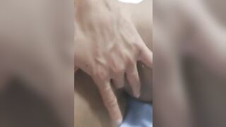 Bionda dalle tette rifatte esce la fica depilata