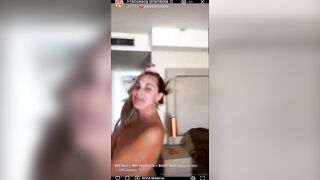 La Brambillina esce le tette in cam su OF