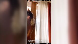 La Brambillina esce le tette in cam su OF