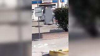 Il benzinaio gay si incula con la pompa di benzina