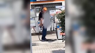 Il benzinaio gay si incula con la pompa di benzina