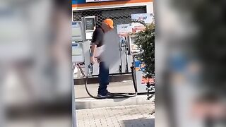Il benzinaio gay si incula con la pompa di benzina
