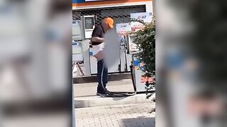 Il benzinaio gay si incula con la pompa di benzina