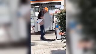 Anteprima del video: Il benzinaio gay si incula con la pompa di benzina