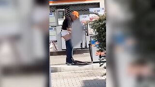 Il benzinaio gay si incula con la pompa di benzina