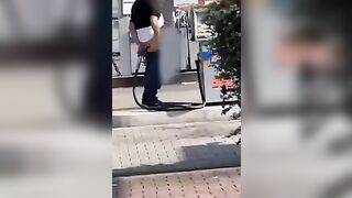 Il benzinaio gay si incula con la pompa di benzina