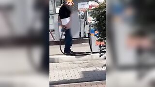 Il benzinaio gay si incula con la pompa di benzina