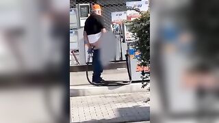 Il benzinaio gay si incula con la pompa di benzina