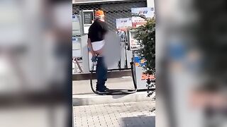 Il benzinaio gay si incula con la pompa di benzina
