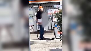 Il benzinaio gay si incula con la pompa di benzina