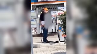 Il benzinaio gay si incula con la pompa di benzina