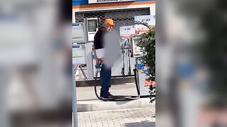 Il benzinaio gay si incula con la pompa di benzina