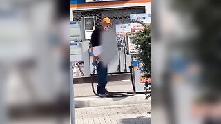 Il benzinaio gay si incula con la pompa di benzina