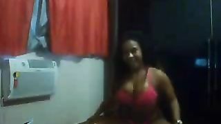 Latina formosa di pelle scura in cam