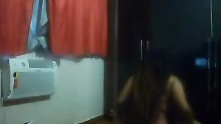 Latina formosa di pelle scura in cam