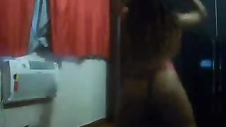 Latina formosa di pelle scura in cam