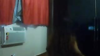 Latina formosa di pelle scura in cam