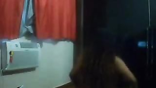 Latina formosa di pelle scura in cam