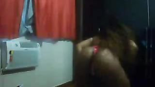 Latina formosa di pelle scura in cam