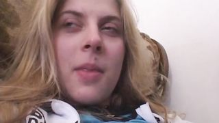 Nonno tromba nipotina per soldi