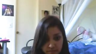 Brunetta amatoriale mostra il suo corpo tatuato in cam