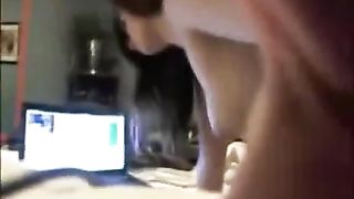 Brunetta amatoriale si chiava con un dildo