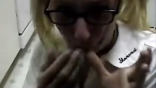 Ingegnera porca prende sborra sugli occhiali