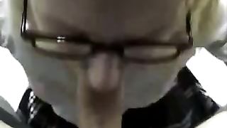 Ingegnera porca prende sborra sugli occhiali