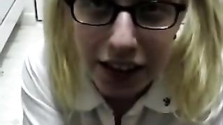 Ingegnera porca prende sborra sugli occhiali