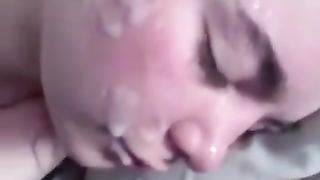 Diciottenne arrapata riceve sborra in faccia