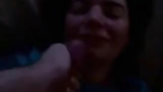 Diciottenne arrapata riceve sborra in faccia