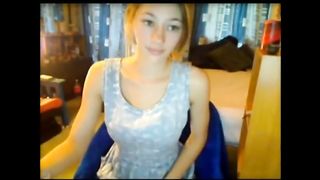 Piccola girl amatoriale mostra il suo corpo da sballo