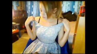 Piccola girl amatoriale mostra il suo corpo da sballo