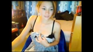 Piccola girl amatoriale mostra il suo corpo da sballo