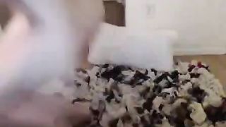 Brunetta si smazza la fica depilata